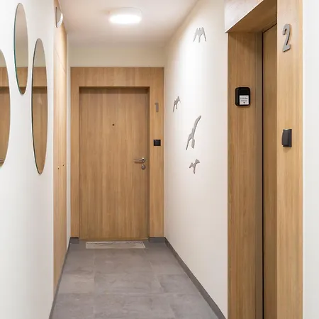 Daire Letnicka Cosy With Garden By Bookinghost *